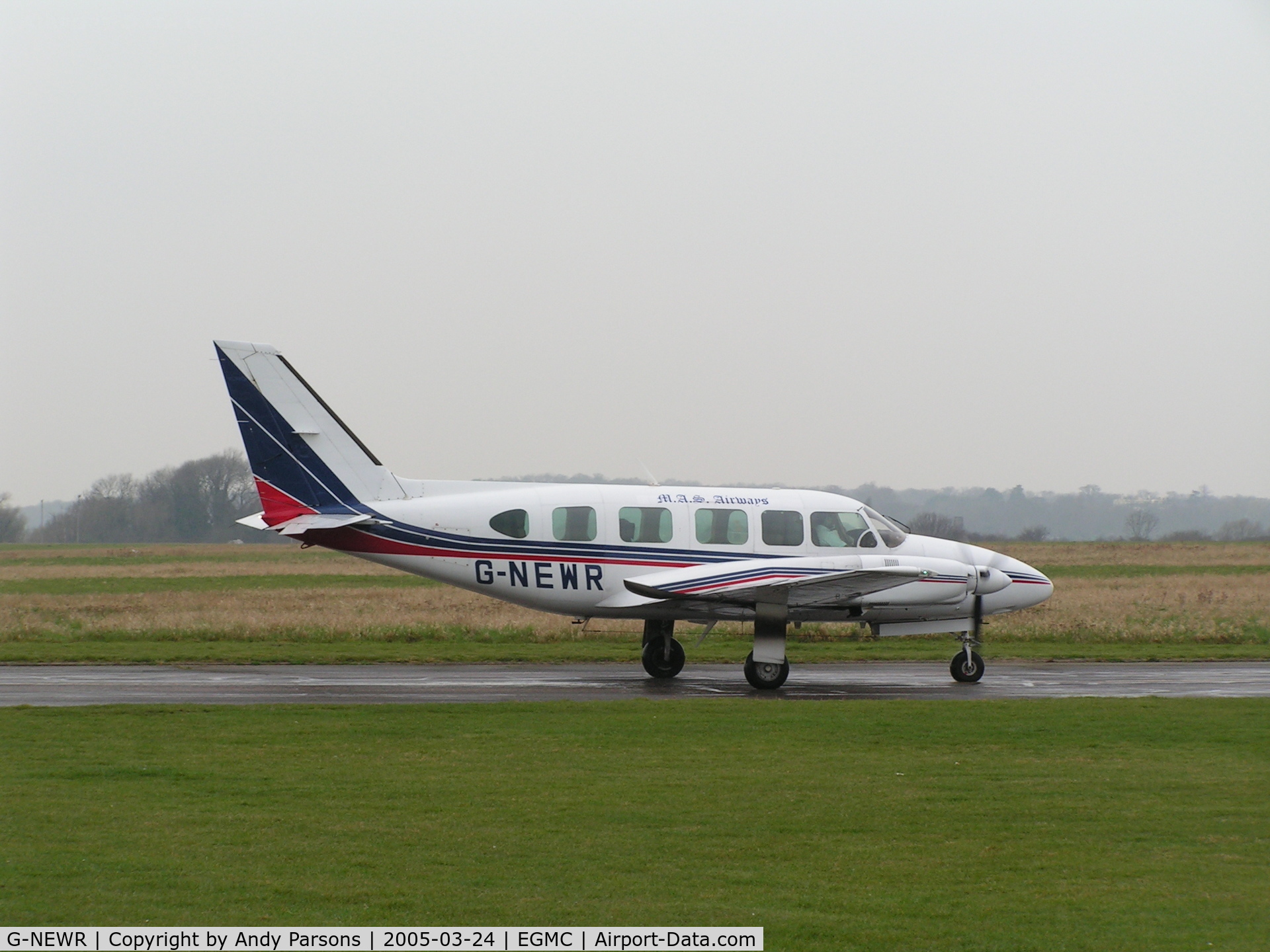 G-NEWR, 1979 Piper PA-31-350 Chieftain C/N 31-7952129, Departing Southend
