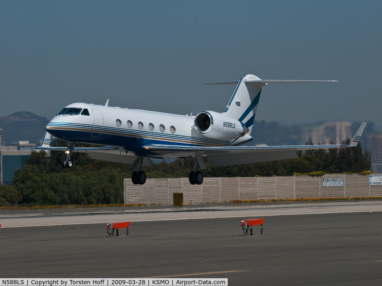 N588LS, 1994 Gulfstream Aerospace G-IV C/N 1245, N588LS arriving on RWY 21