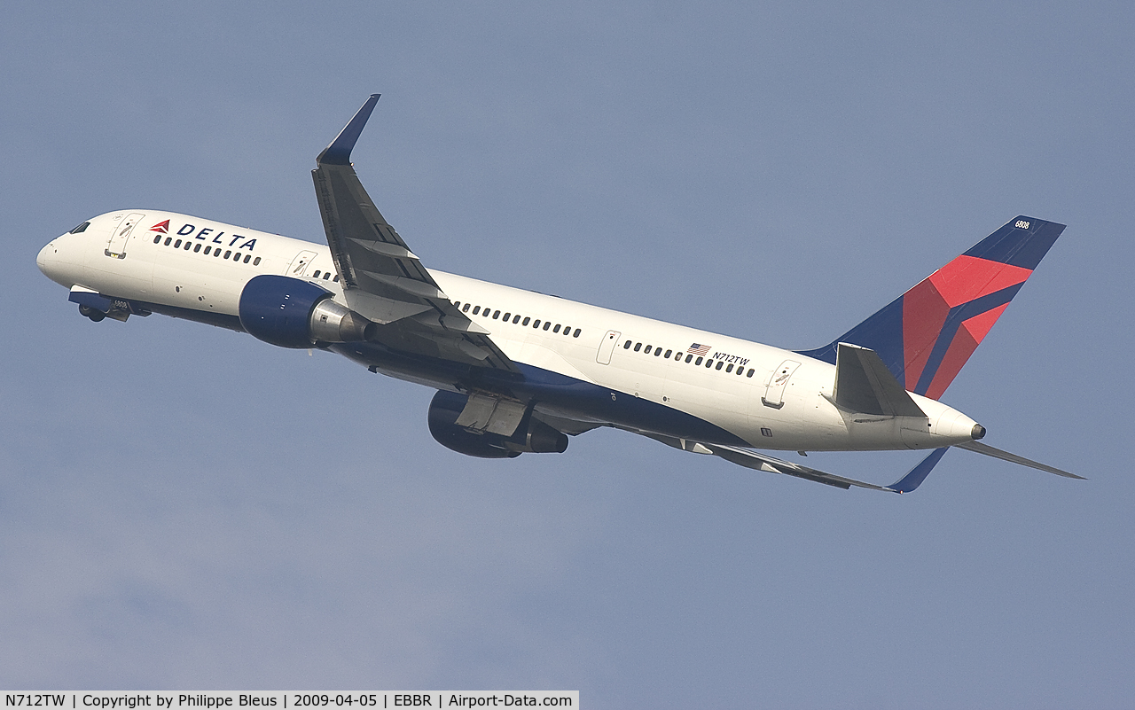 N712TW, 1997 Boeing 757-2Q8 C/N 27624, first turn while climbing from rwy 25R.