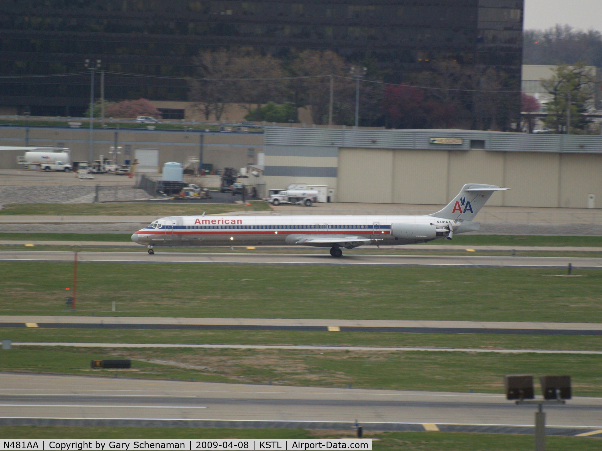 N481AA, 1988 McDonnell Douglas MD-82 (DC-9-82) C/N 49656, JUST LANDED AT ST. lOUIS