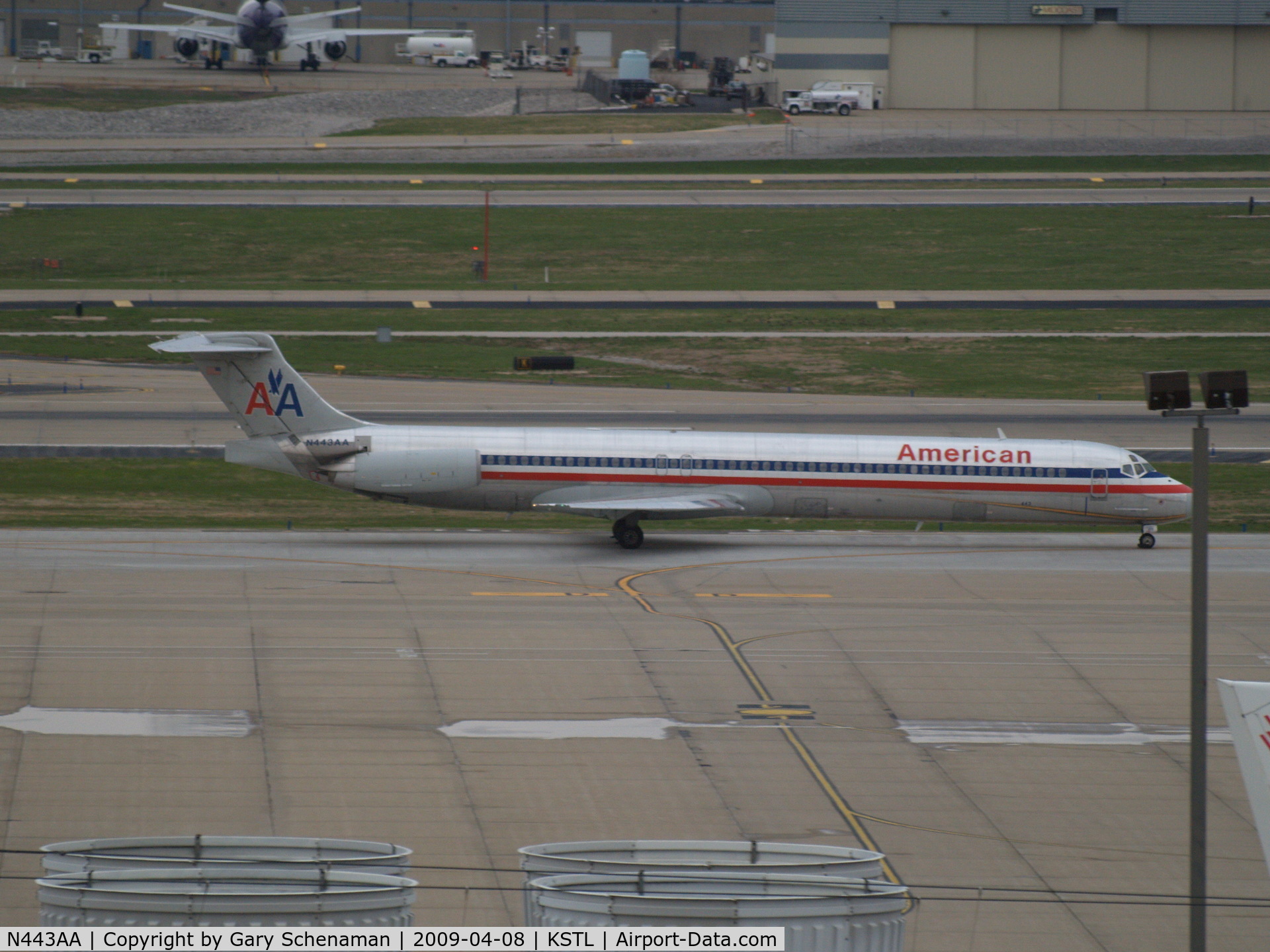 N443AA, 1987 McDonnell Douglas MD-82 (DC-9-82) C/N 49469, HEADING TO TERMINAL