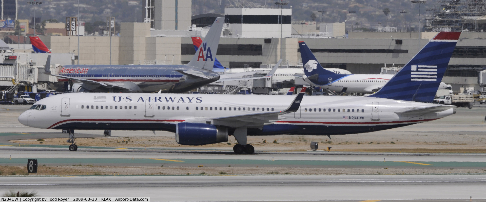 N204UW, 2000 Boeing 757-23N C/N 30886, Taxi to gate