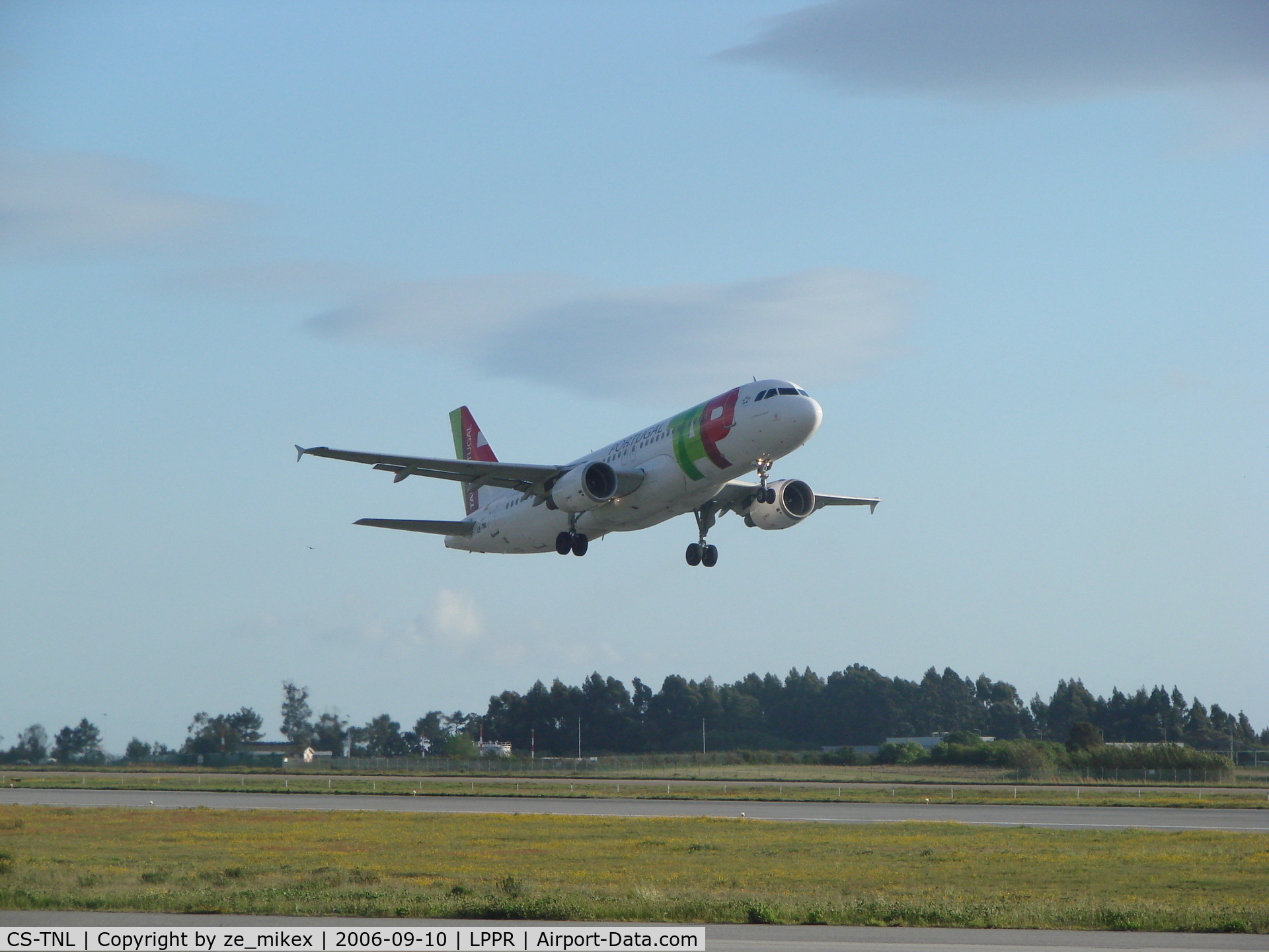 CS-TNL, 2000 Airbus A320-214 C/N 1231, Take of at oporto airport.