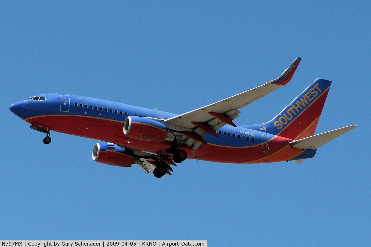 N797MX, 2001 Boeing 737-7H4 C/N 27890, Looking a bit faded, this Southwest 737 glides toward touchdown on RNO's runway 16R.