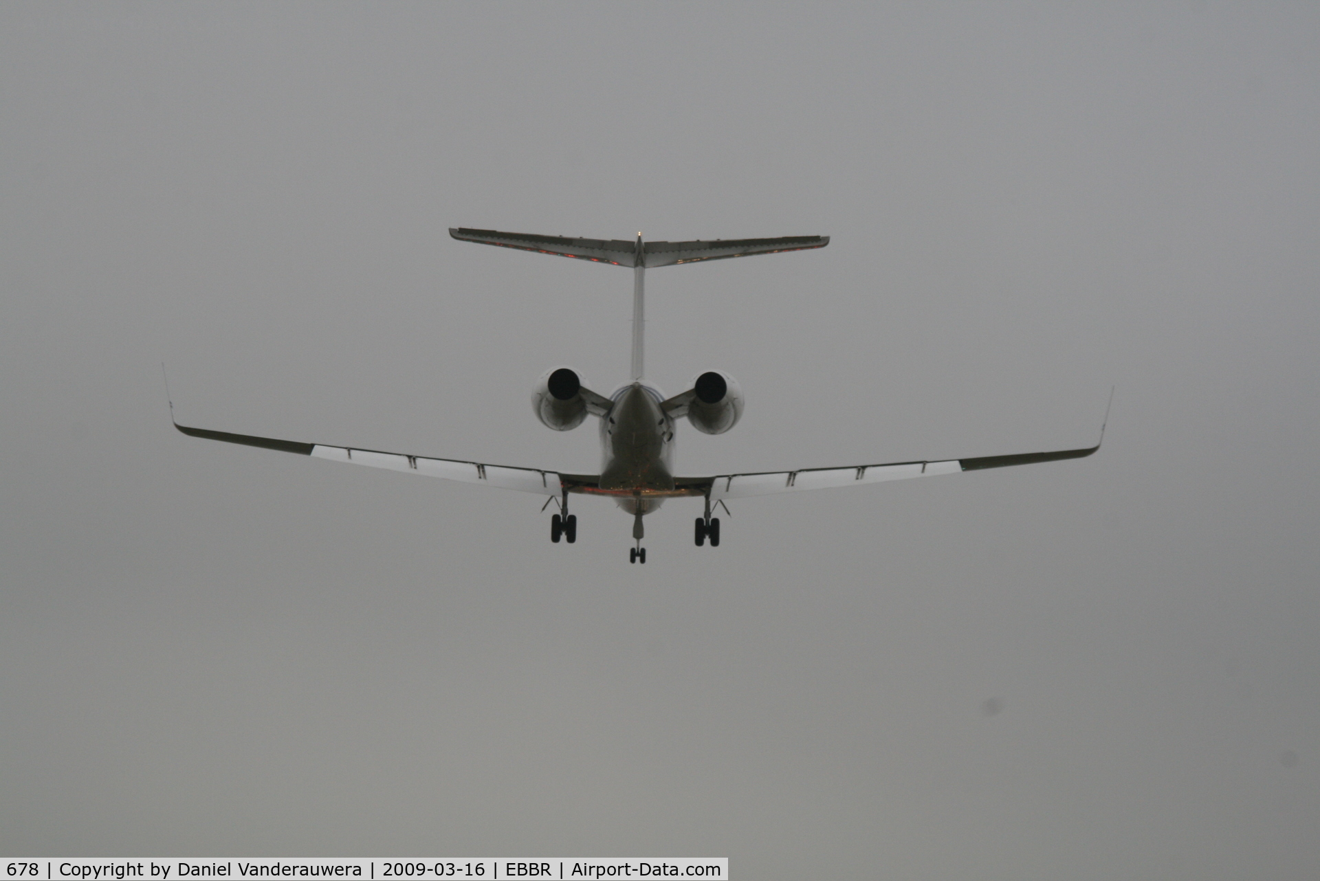 678, 2003 Gulfstream Aerospace G-V Gulfstream V C/N 678, descending to rwy 25L with fog