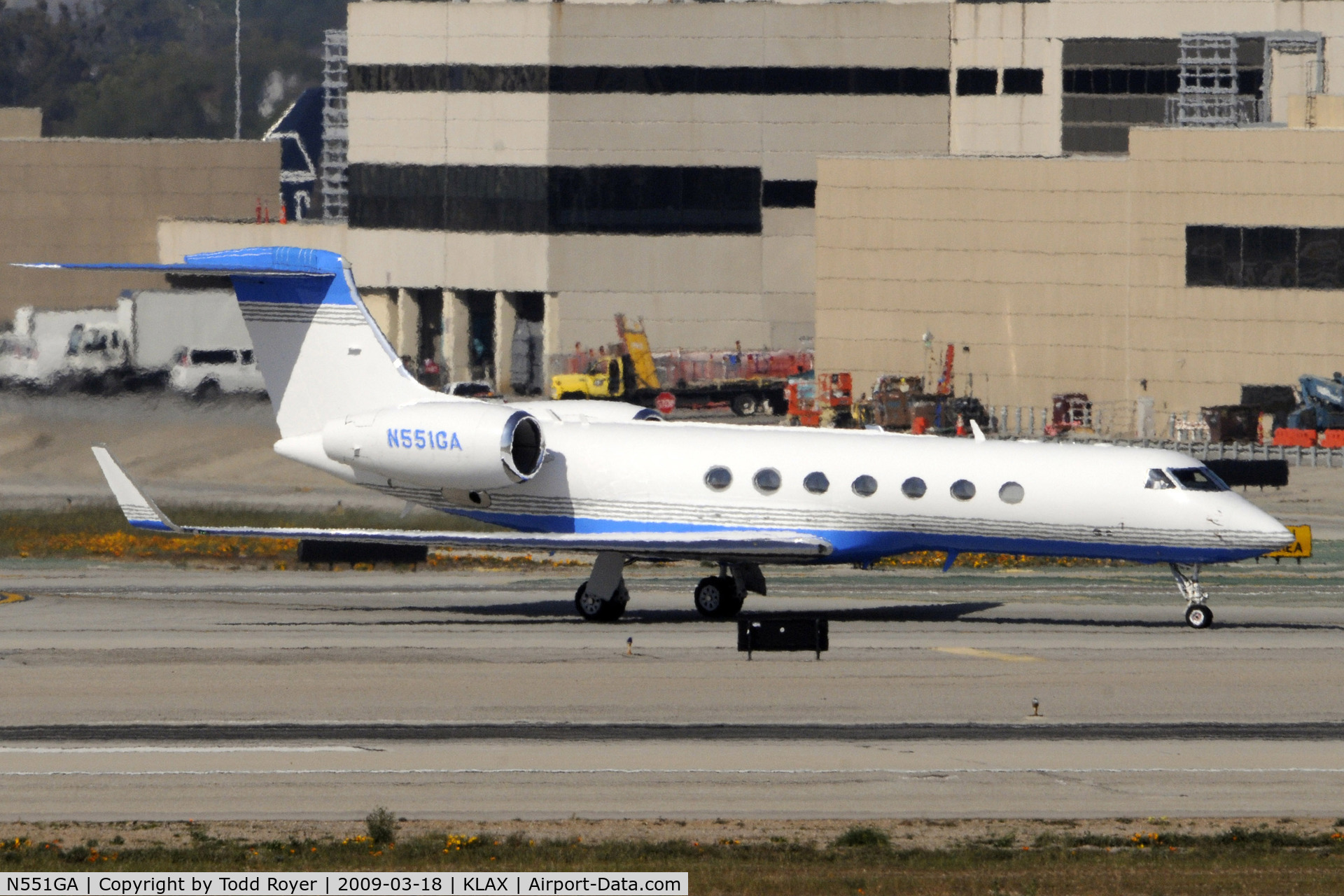 N551GA, 2000 Gulfstream Aerospace G-V C/N 606, Taxi to gate