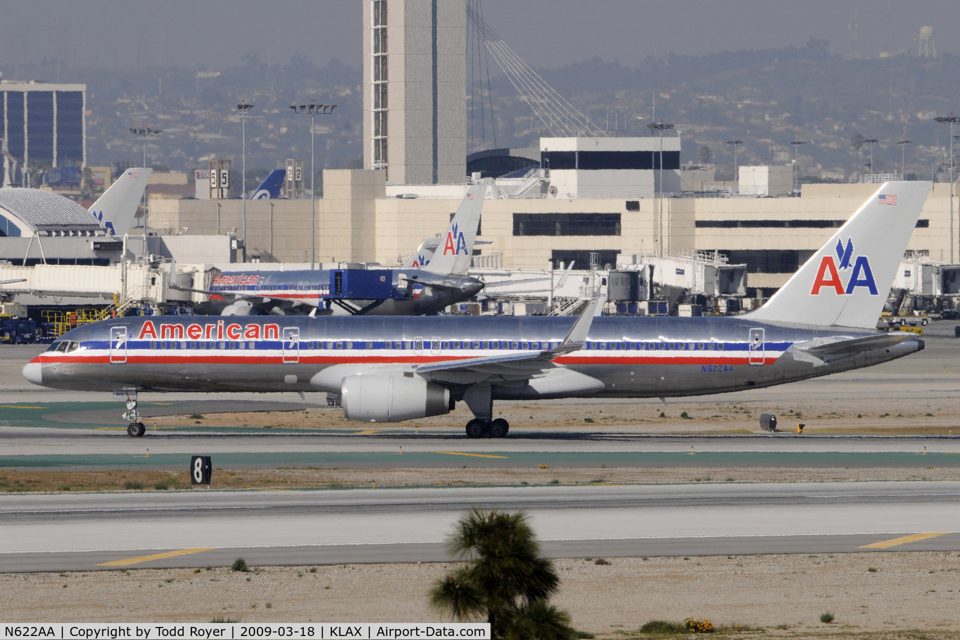 N622AA, 1990 Boeing 757-223 C/N 24580, Taxi to gate