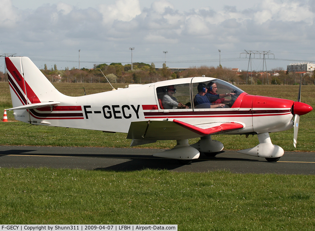 F-GECY, Robin DR-400-160 Chevalier C/N 888, Rolling to the parking...