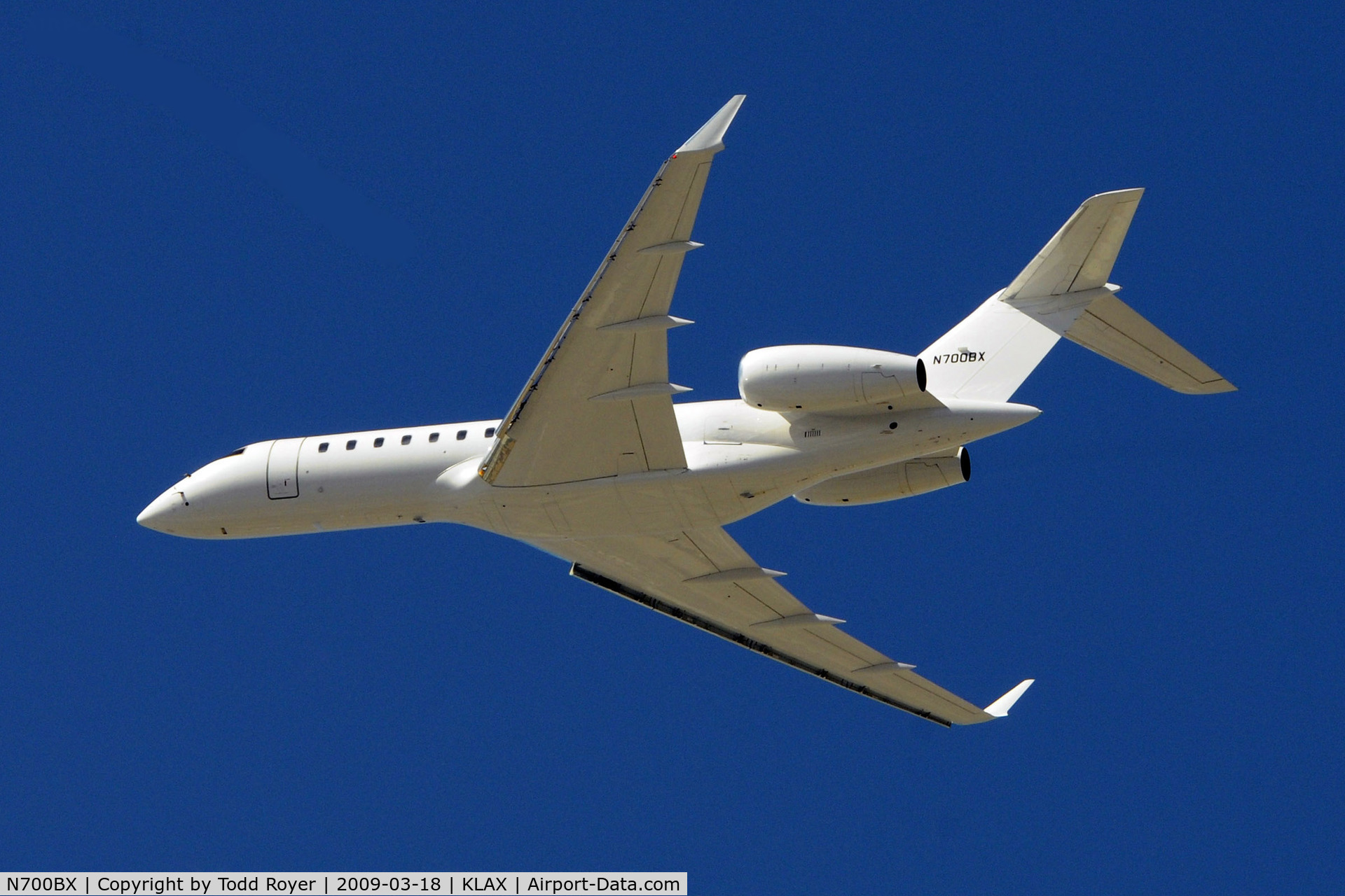 N700BX, 2000 Bombardier BD-700-1A10 Global Express C/N 9068, Departing LAX on 25L