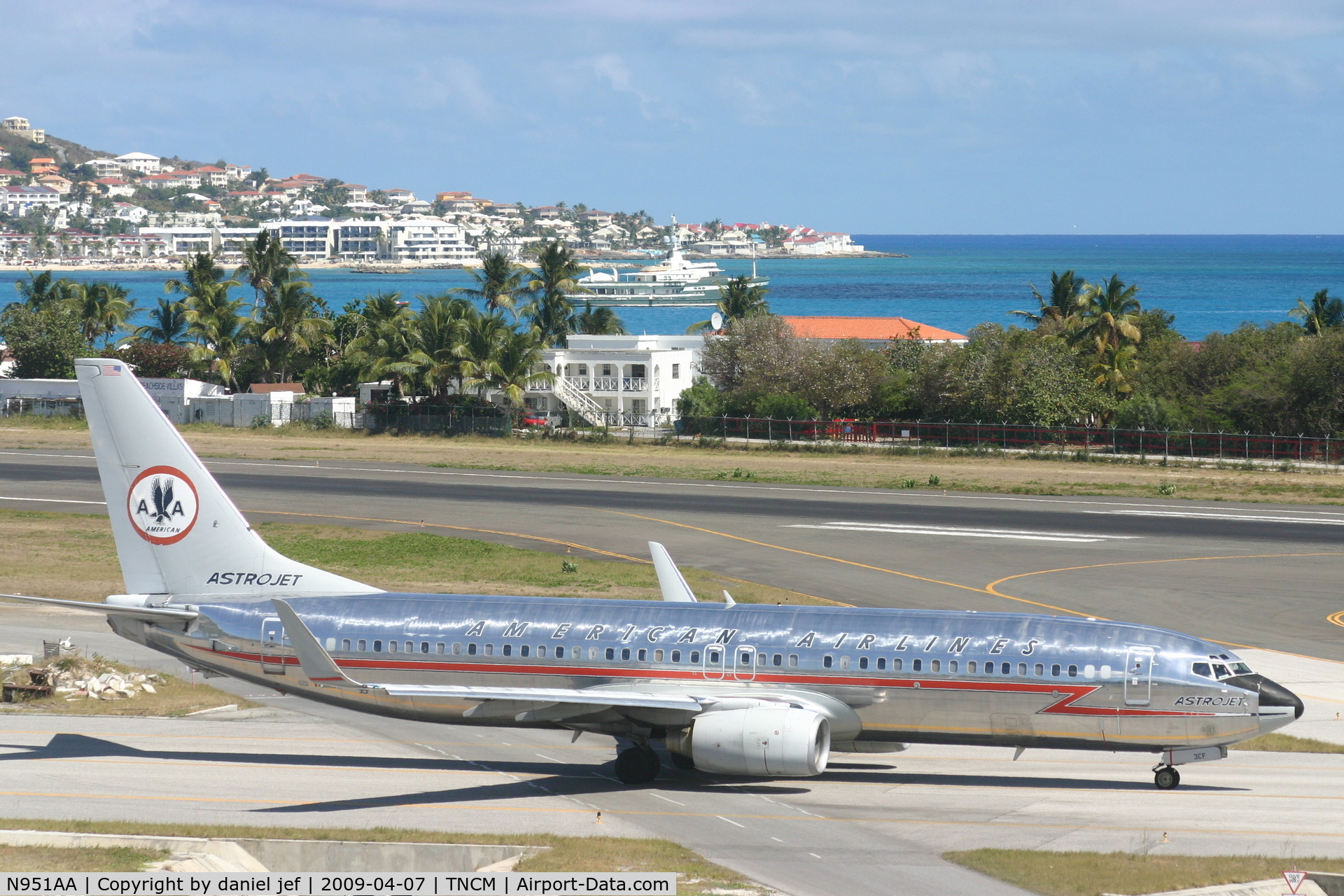 N951AA, 2000 Boeing 737-823 C/N 29538, taxing runway 10