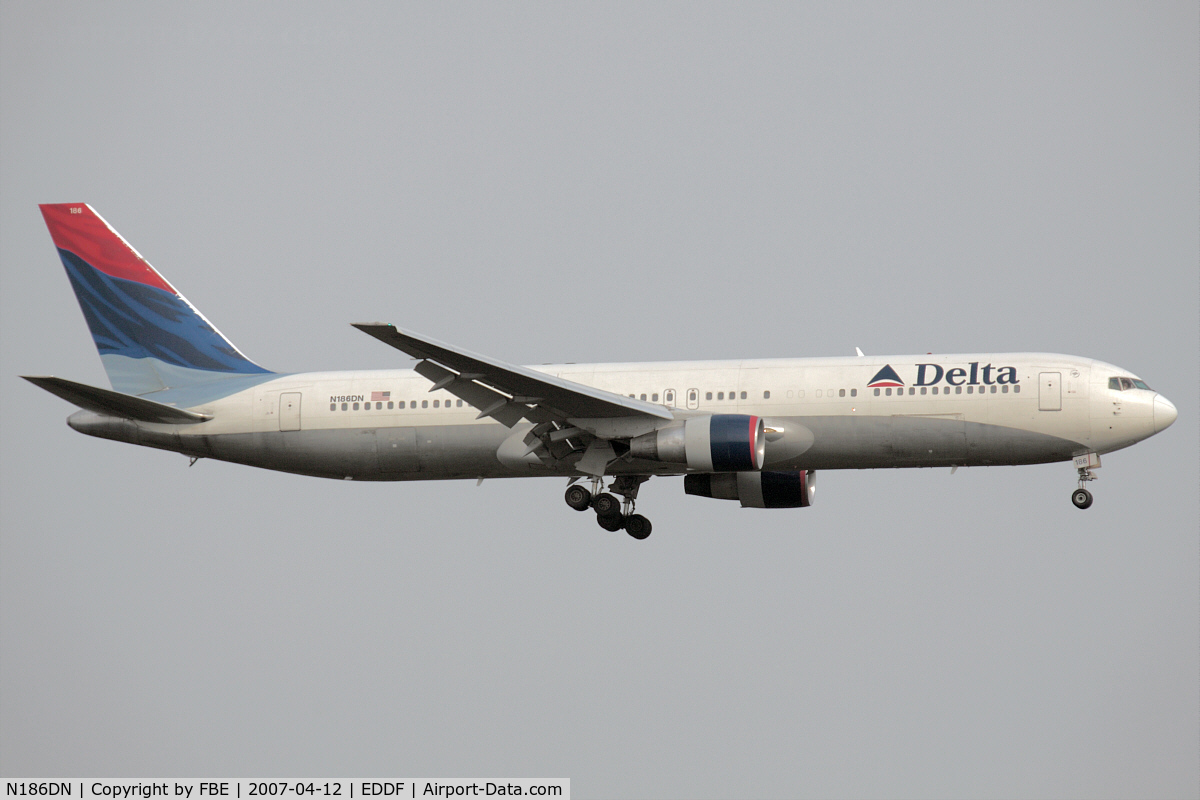 N186DN, 1995 Boeing 767-332 C/N 27962, Delta B767 at short final RW07L