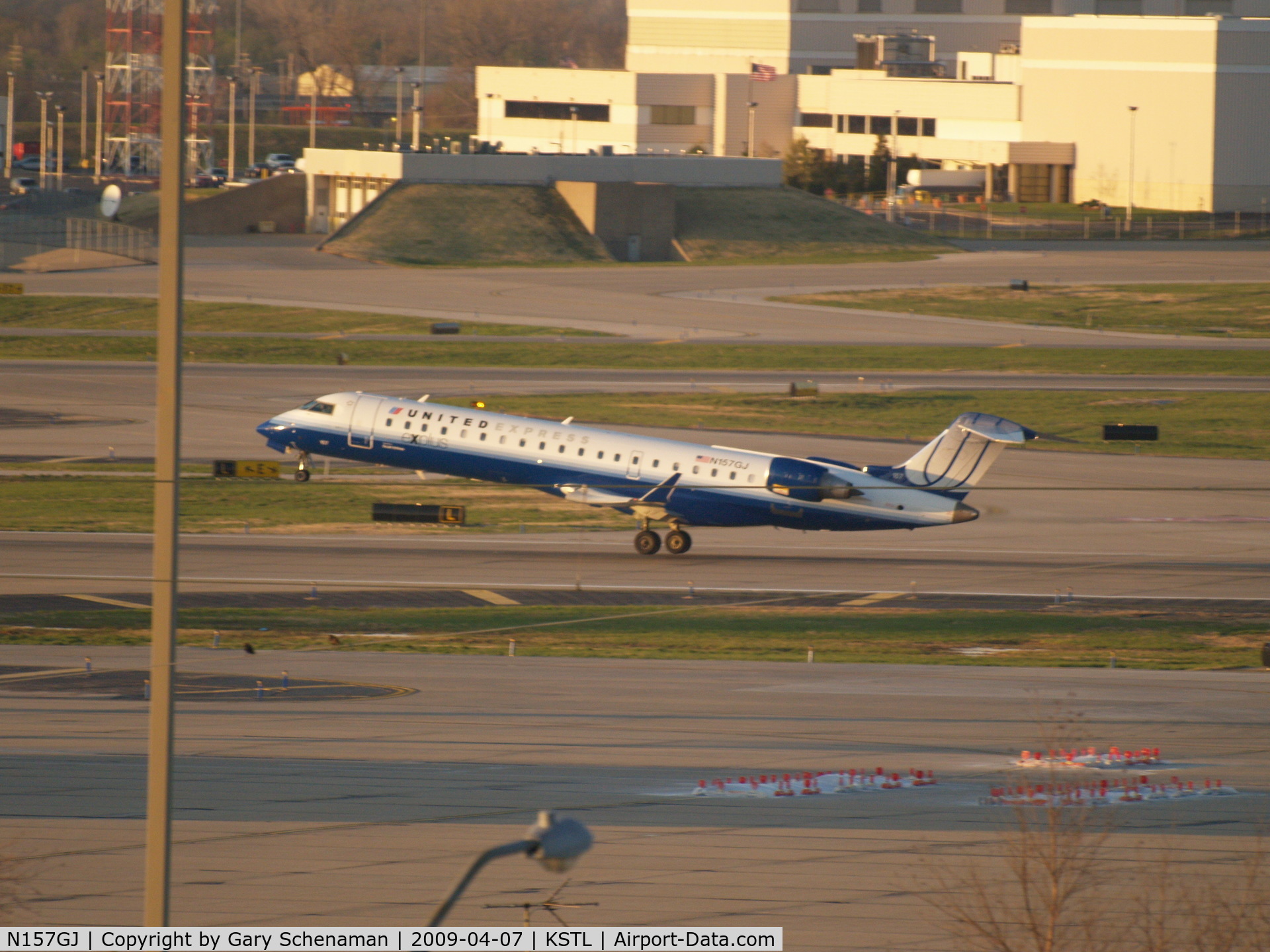 N157GJ, 2005 Bombardier CRJ-702 (CL-600-2C10) Regional Jet C/N 10230, AIRBORNE