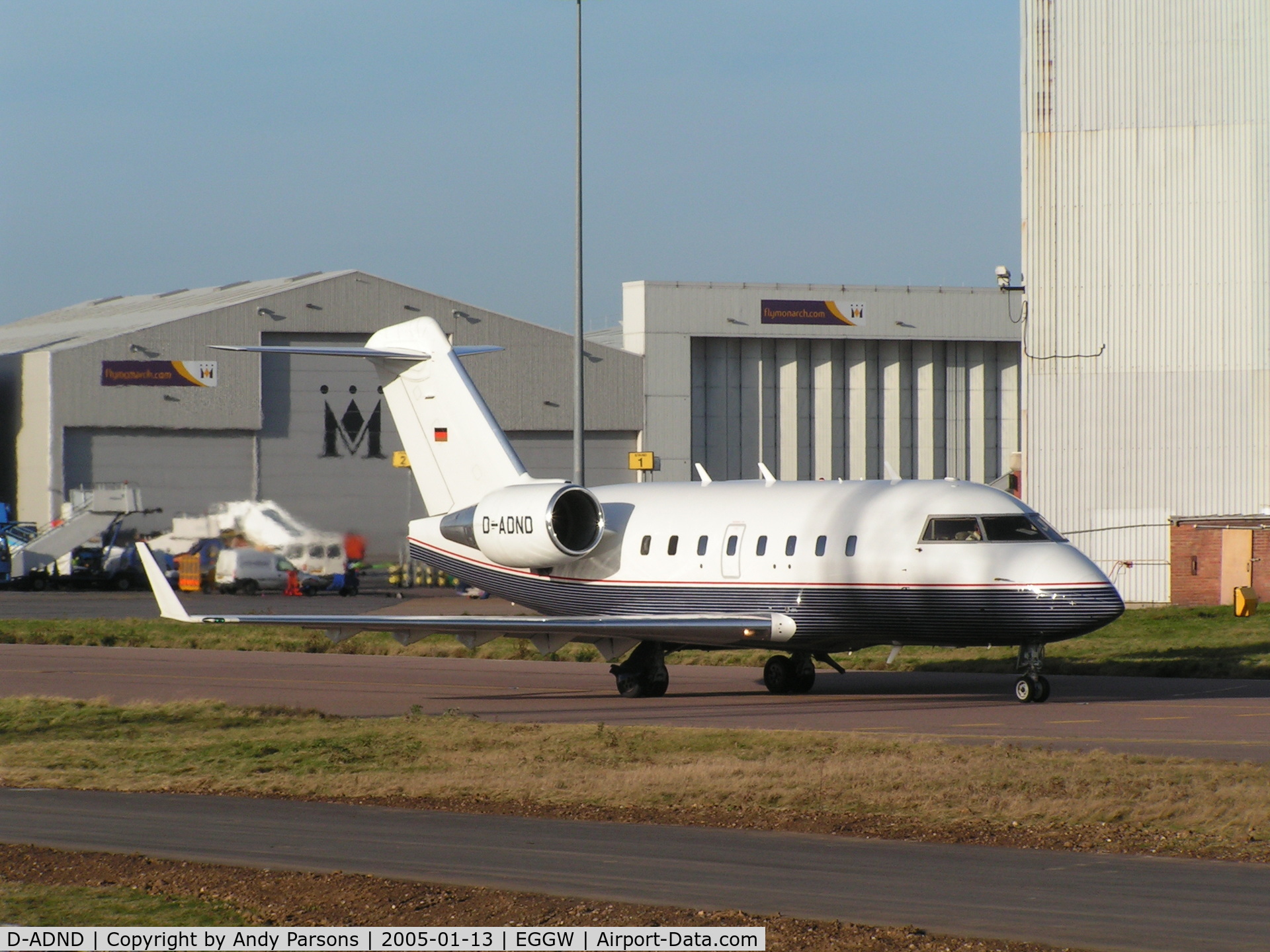 D-ADND, 1998 Bombardier Challenger 604 (CL-600-2B16) C/N 5403, Departing Luton