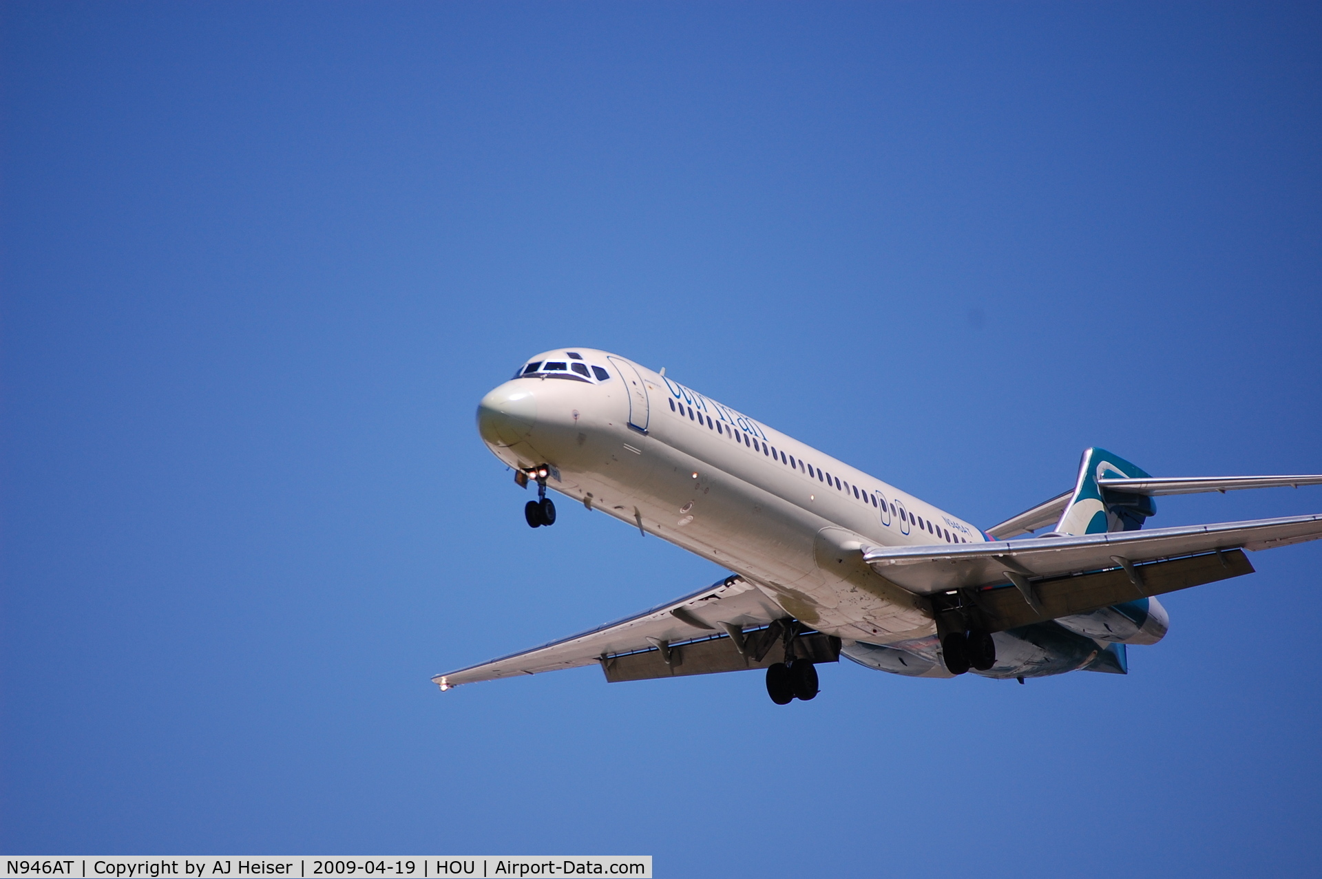 N946AT, 1999 Boeing 717-200 C/N 55009, N946AT landing rwy 30L at KHOU