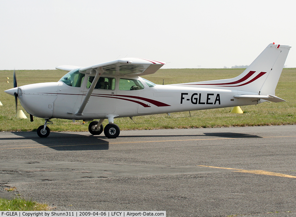 F-GLEA, Reims F172N Skyhawk C/N 172-72260, Taxiing to the Airclub parking...