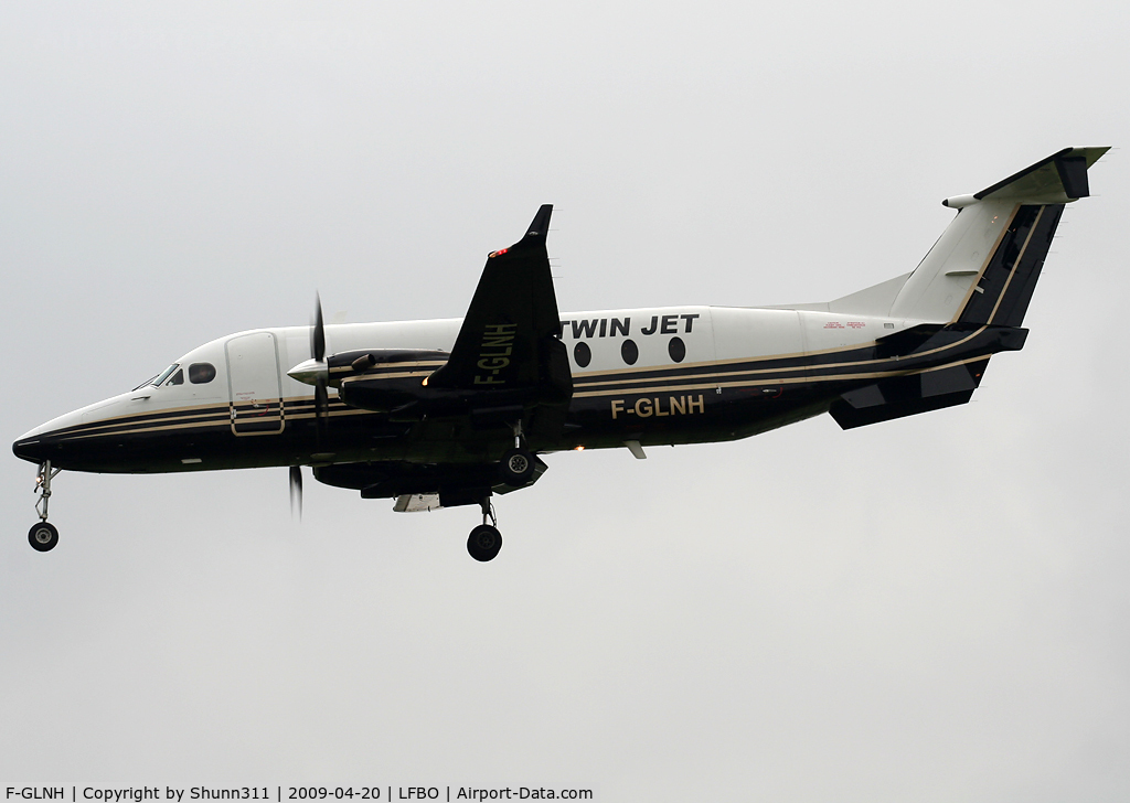 F-GLNH, 1993 Beech 1900D C/N UE-73, Landing rwy 32R