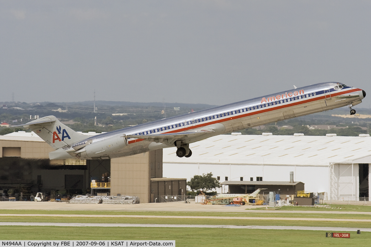 N494AA, 1989 McDonnell Douglas MD-82 (DC-9-82) C/N 49732, AA MD-82 retracting its gear during takeoff from KSAT