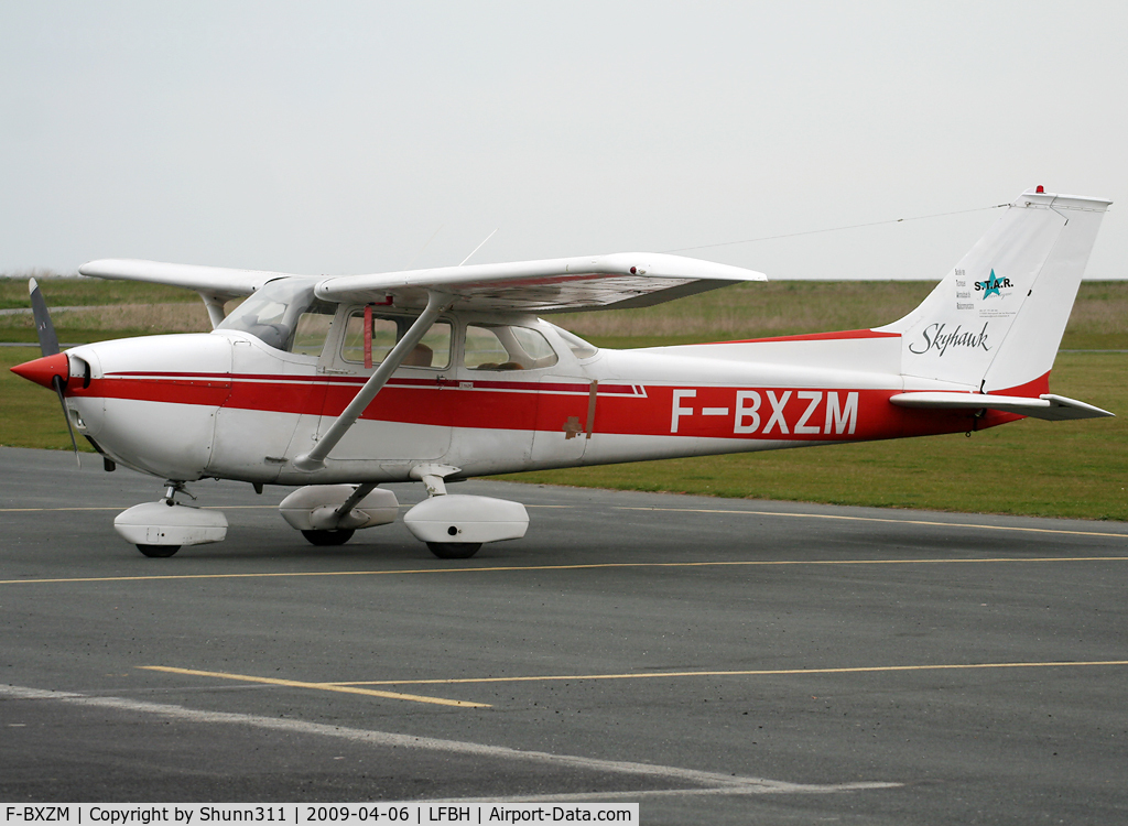 F-BXZM, Reims F172M Skyhawk Skyhawk C/N 1247, Parked at the Airclub for a flight...