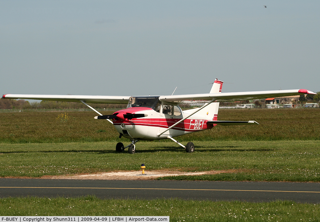 F-BUEY, Reims F172M Skyhawk Skyhawk C/N 1032, Parked in the grass