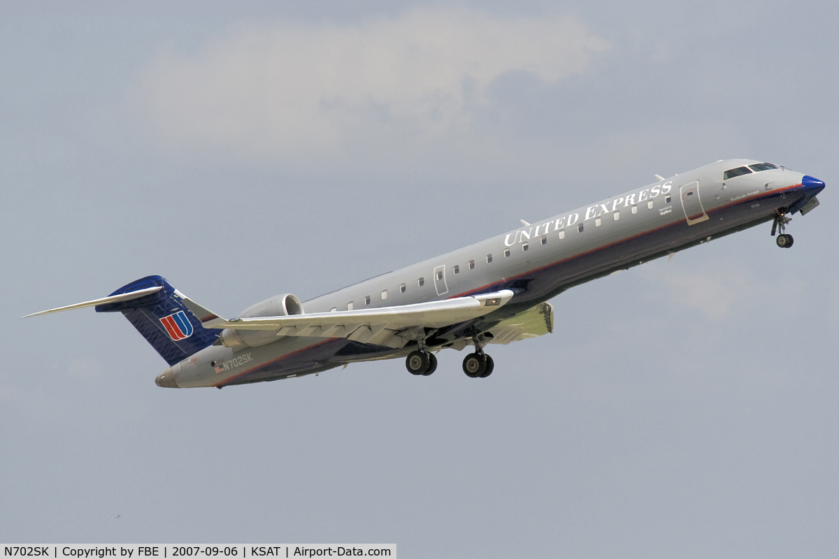 N702SK, 2004 Bombardier CRJ-701ER (CL-600-2C10) Regional Jet C/N 10136, CRJ climbs out