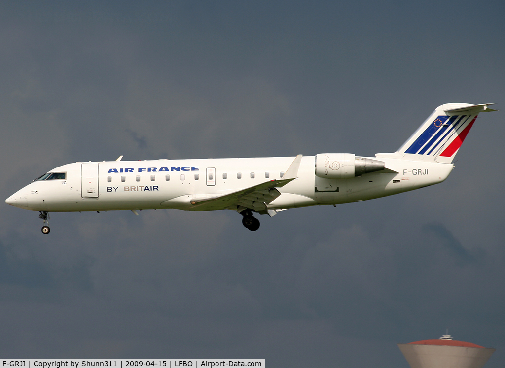 F-GRJI, 1996 Canadair CRJ-100ER (CL-600-2B19) C/N 7147, Landing rwy 32R with new logo