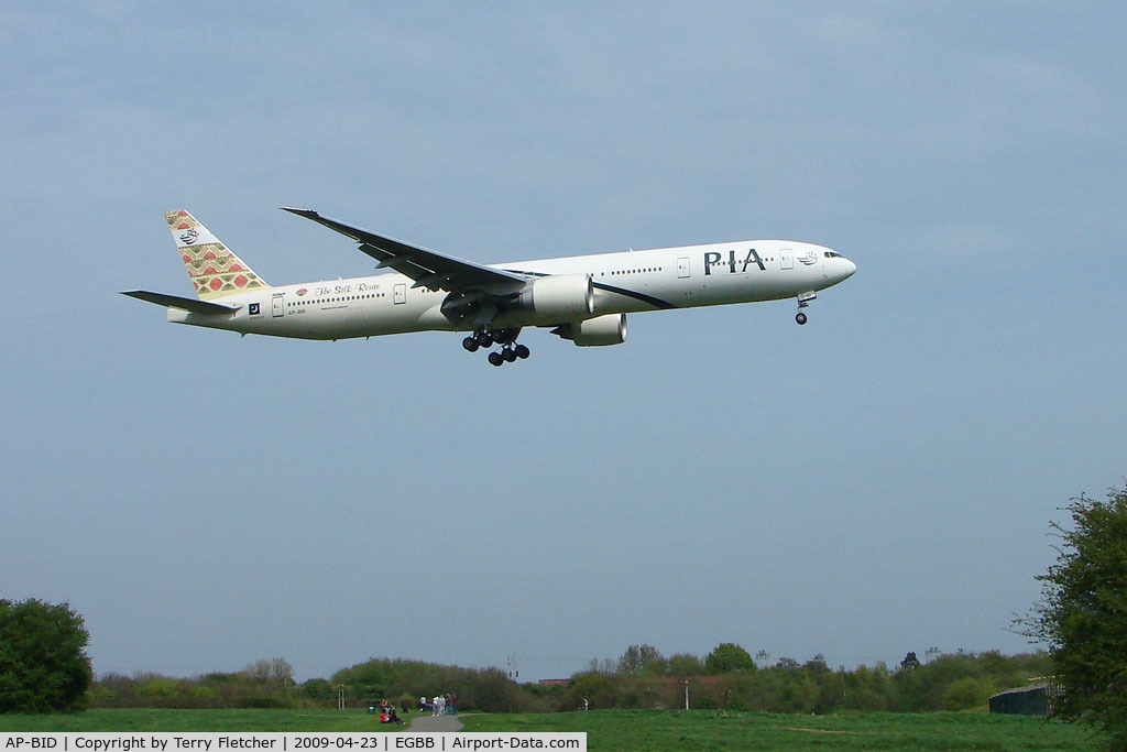 AP-BID, 2008 Boeing 777-340/ER C/N 33780, PIA B777 about to touch down at BHX