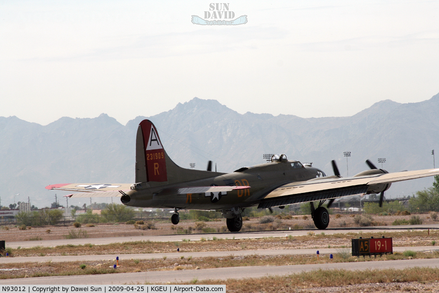 N93012, 1944 Boeing B-17G-30-BO Flying Fortress C/N 32264, Landing @ KGEU RWY 19