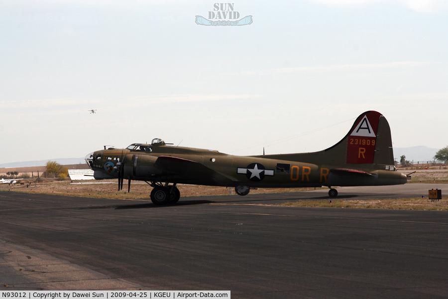 N93012, 1944 Boeing B-17G-30-BO Flying Fortress C/N 32264, taxi to the ramp