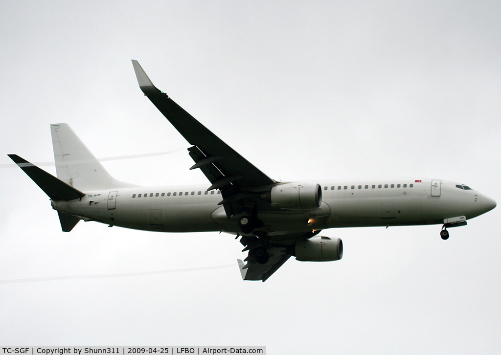 TC-SGF, 2002 Boeing 737-83N C/N 28249, Landing rwy 32L for Air Algerie