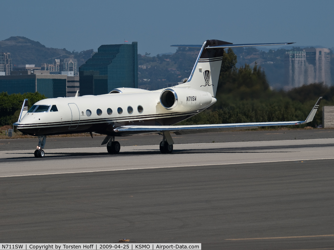 N711SW, 2007 Gulfstream Aerospace GIV-X (G450) C/N 4085, N711SW departing from RWY 21