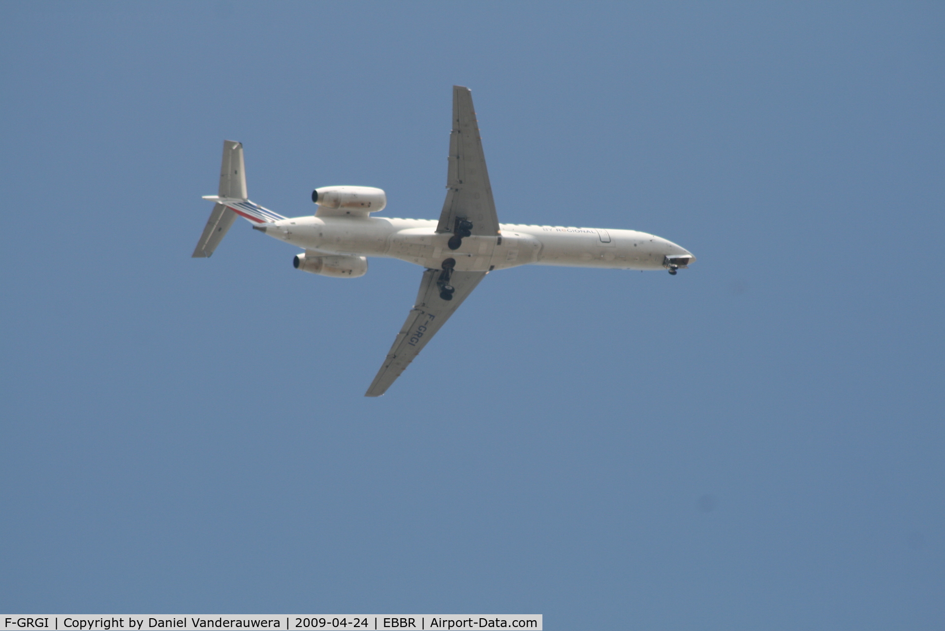 F-GRGI, 1999 Embraer EMB-145EU (ERJ-145EU) C/N 145152, flight AF3174 is on approach to rwy 07L