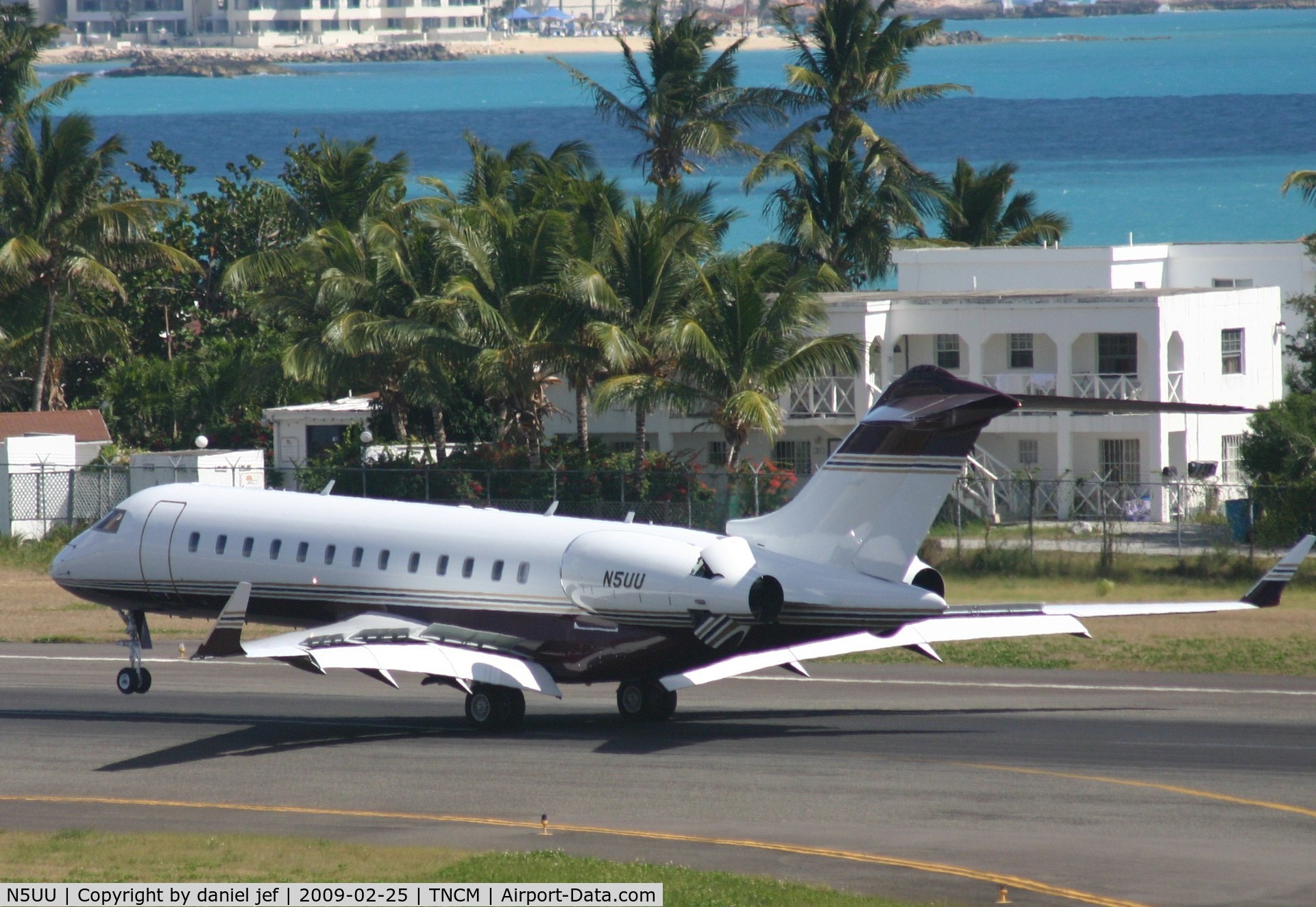 N5UU, 1999 Bombardier BD-700-1A10 Global Express C/N 9029, Landing 10