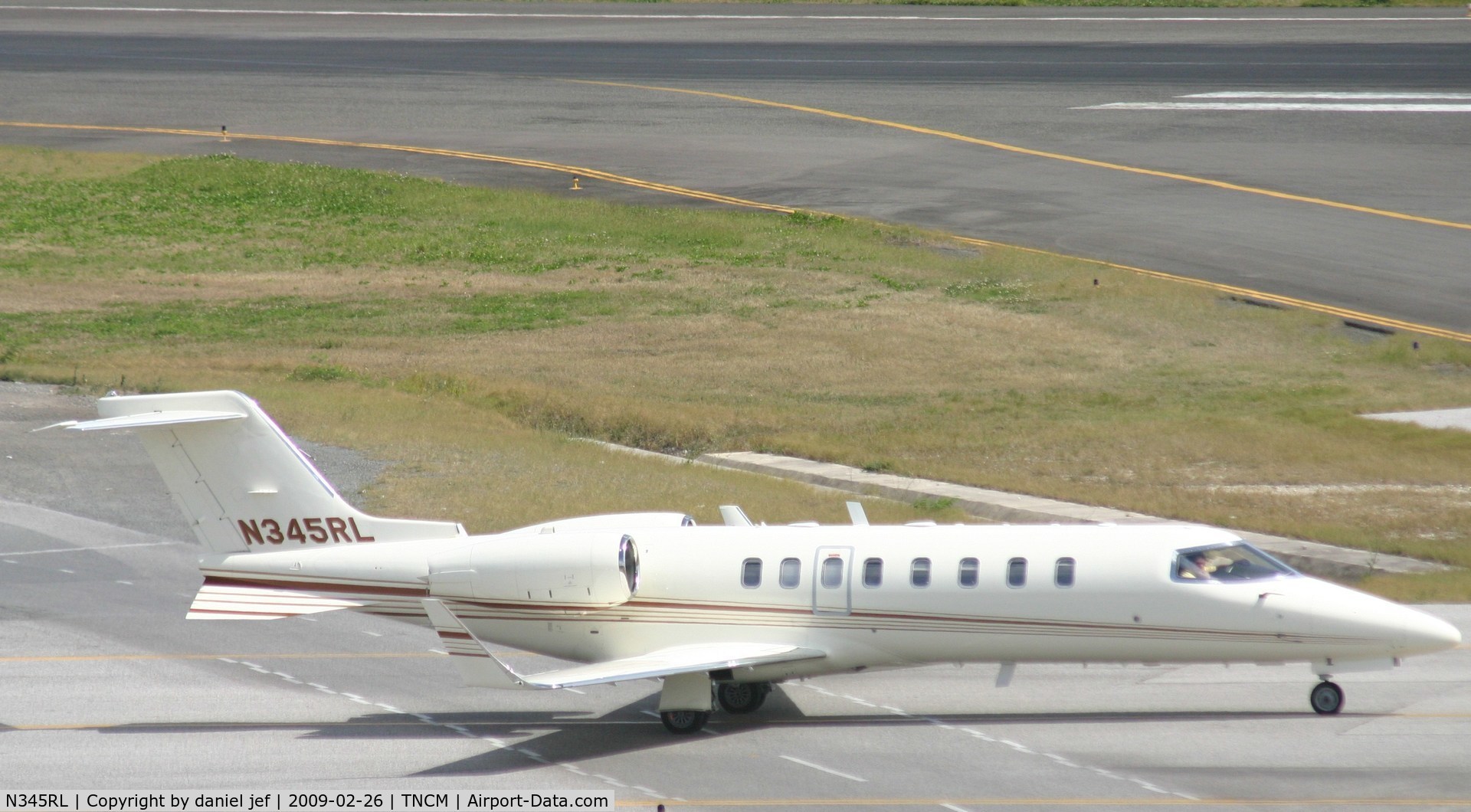 N345RL, 2001 Learjet 45 C/N 180, taxing runway 10