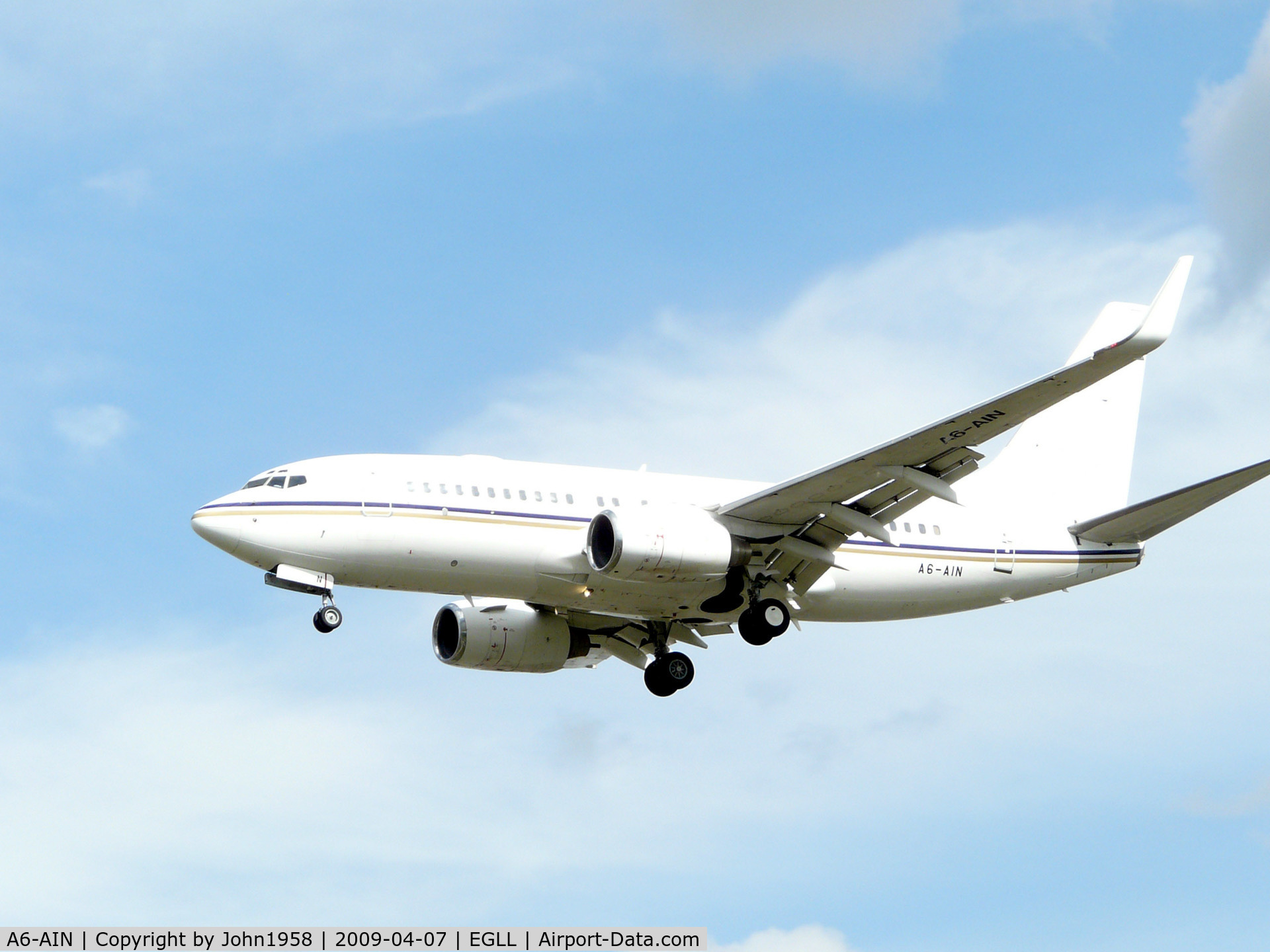 A6-AIN, 1999 Boeing 737-7Z5 BBJ C/N 29268, About to land on 27L