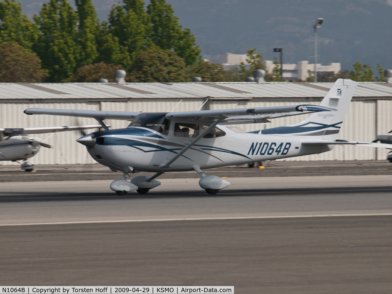 N1064B, 2007 Cessna T182T Turbo Skylane C/N T18208797, N1064B departing from RWY 21