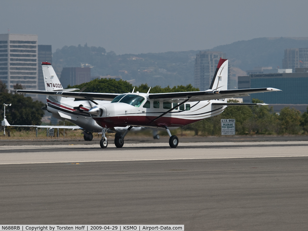 N688RB, 2001 Cessna 208 Caravan I C/N 20800347, N688RB departing from RWY 21