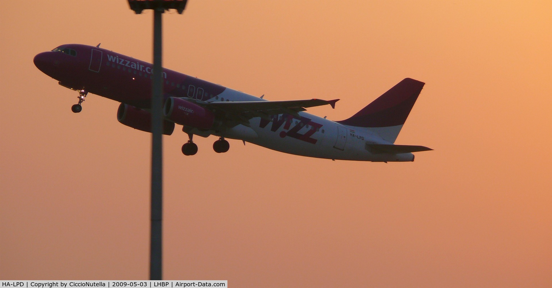 HA-LPD, 2002 Airbus A320-233 C/N 1902, Takeoff of an Airbus A320 WizzAir from Budapest early in the morning