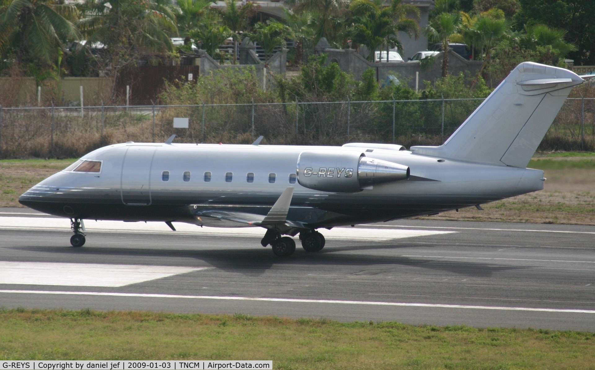 G-REYS, 2000 Bombardier Challenger 604 (CL-600-2B16) C/N 5467, taking off