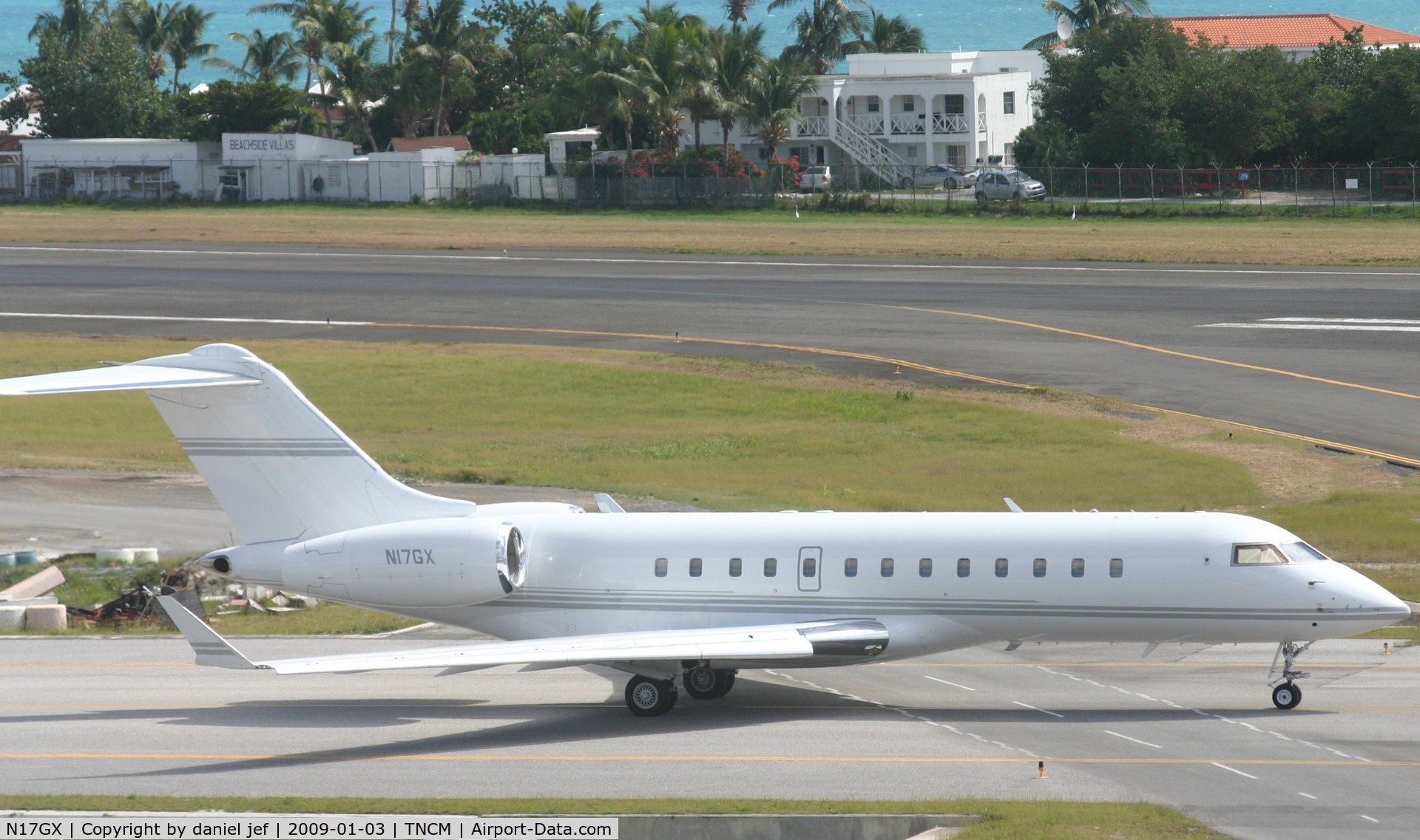 N17GX, 2000 Bombardier BD-700-1A10 Global Express C/N 9045, taxing runway 10