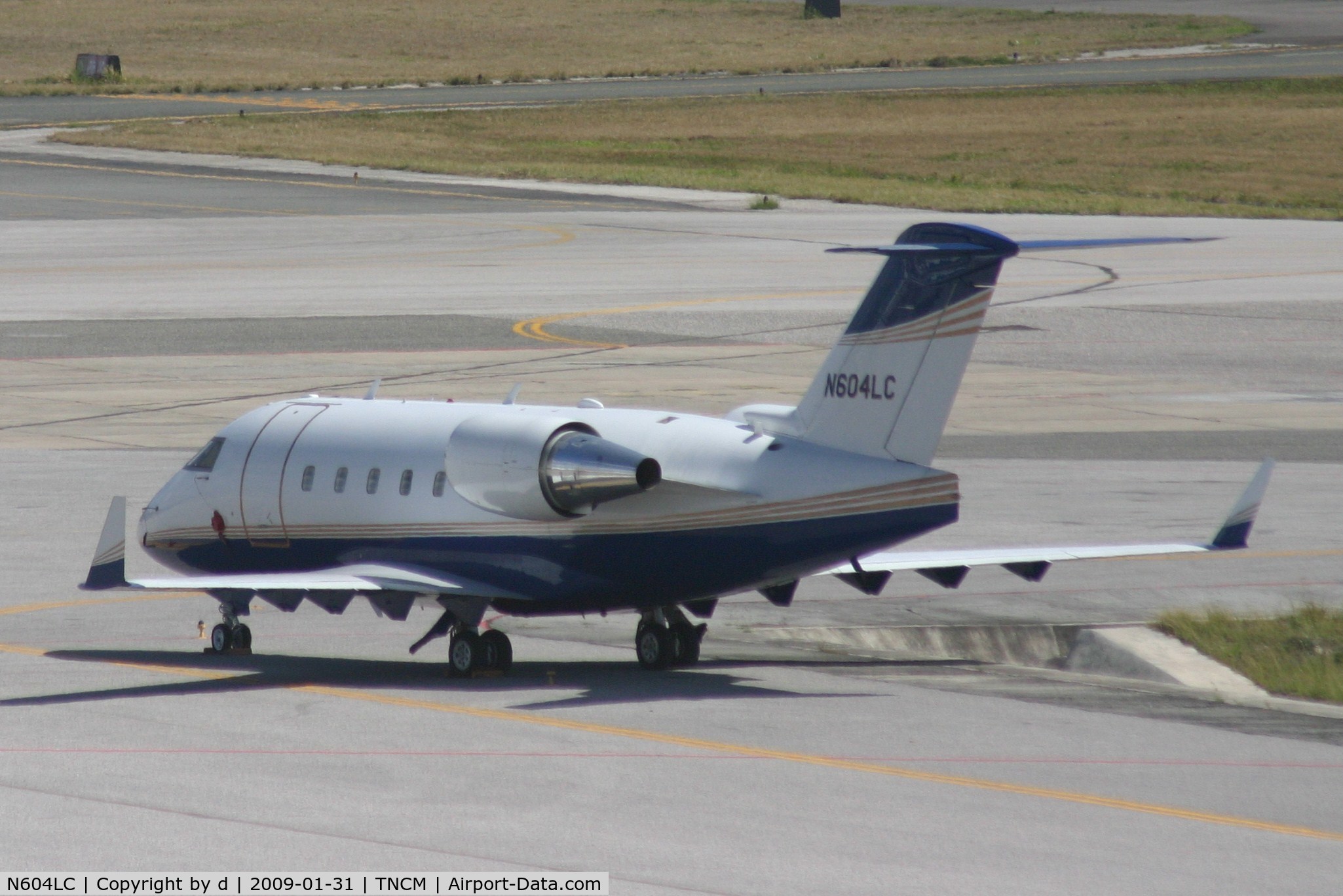 N604LC, 1998 Bombardier Challenger 604 (CL-600-2B16) C/N 5373, park at the ramp
