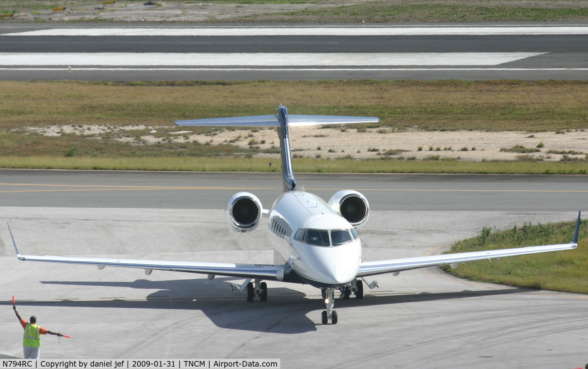 N794RC, 2008 Bombardier Challenger 300 (BD-100-1A10) C/N 20193, Taxing to parking