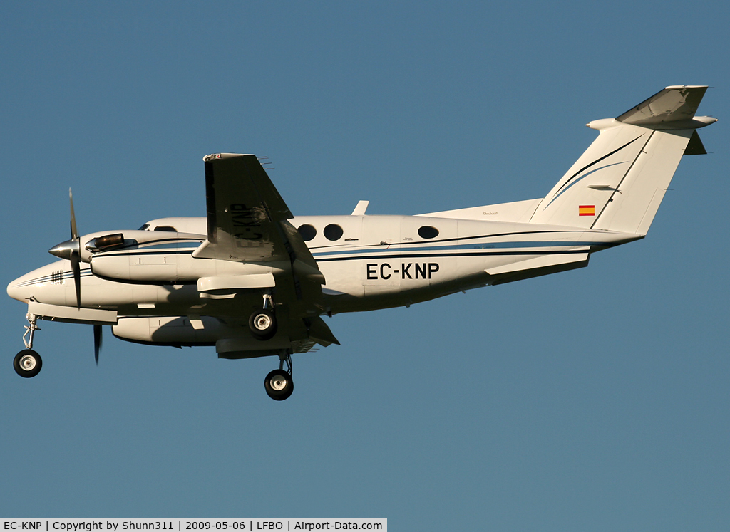 EC-KNP, 1979 Beech 200 C/N BB-561, Landing rwy 32R