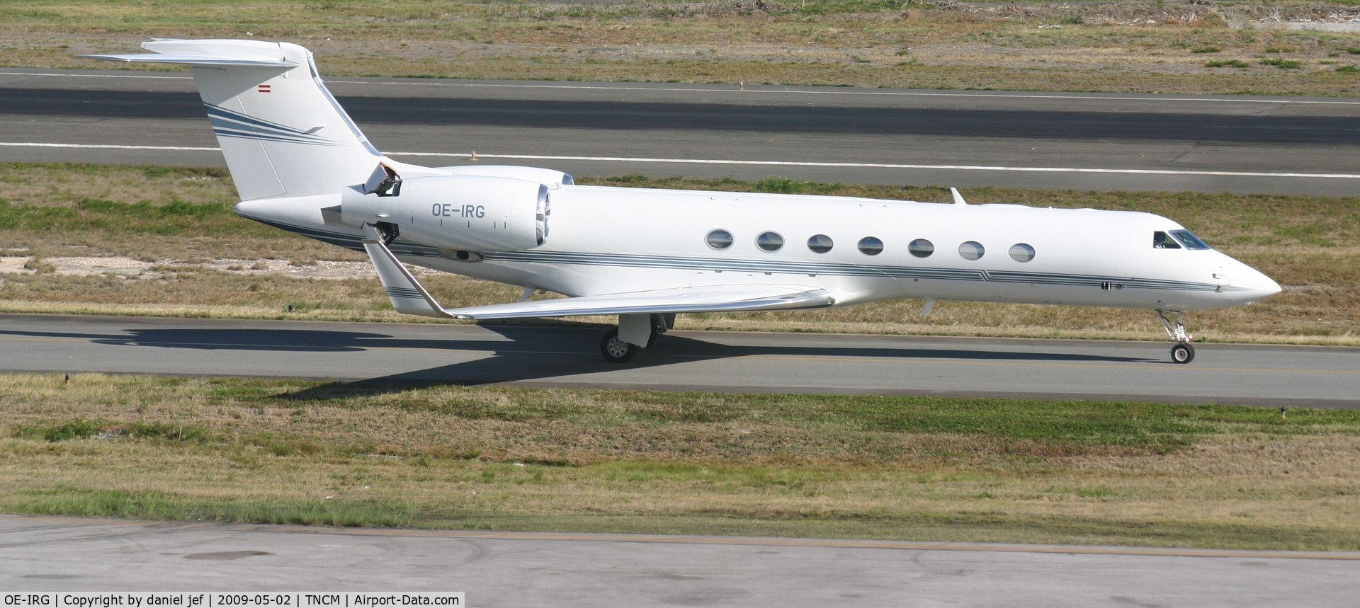OE-IRG, 2006 Gulfstream Aerospace V-SP G550 C/N 5139, taxing runway 10