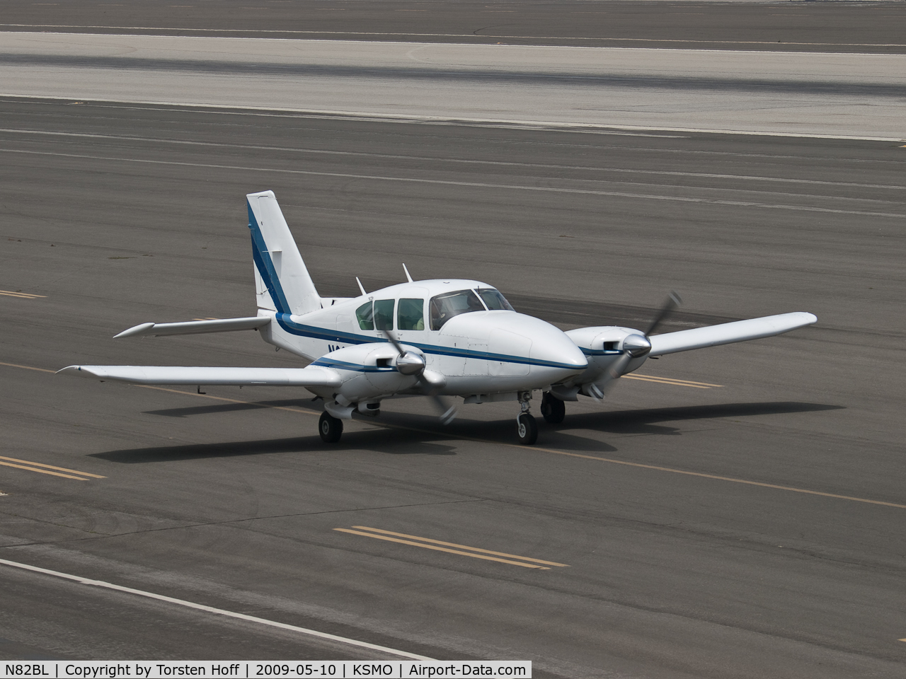 N82BL, Piper PA-23-250 C/N 27-7754049, N82BL taxiing