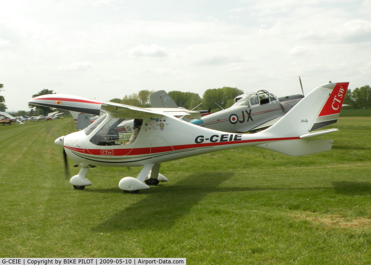 G-CEIE, 2006 Flight Design CTSW C/N 8243, TAXYING TO THE AIRCRAFT PARK BRIMPTON FLY-IN