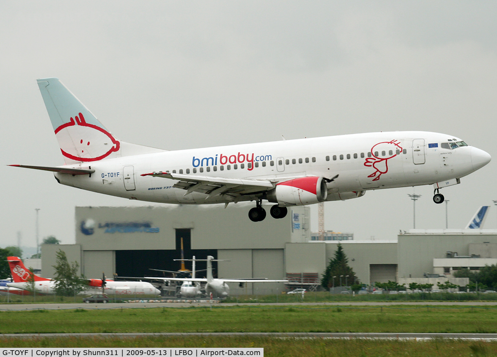 G-TOYF, 1997 Boeing 737-36N C/N 28557, Landing rwy 14R