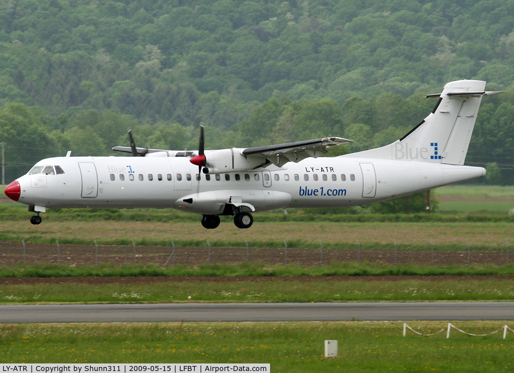 LY-ATR, 1990 ATR 72-201 C/N 162, Landing rwy 20