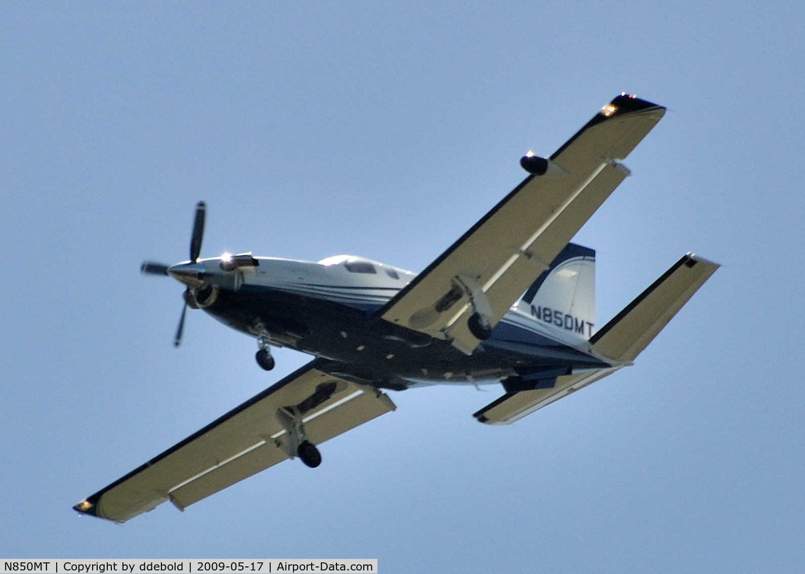 N850MT, Socata TBM-700 C/N 489, N850MT flying overhead at Shoreline Lake in Mountain View, CA