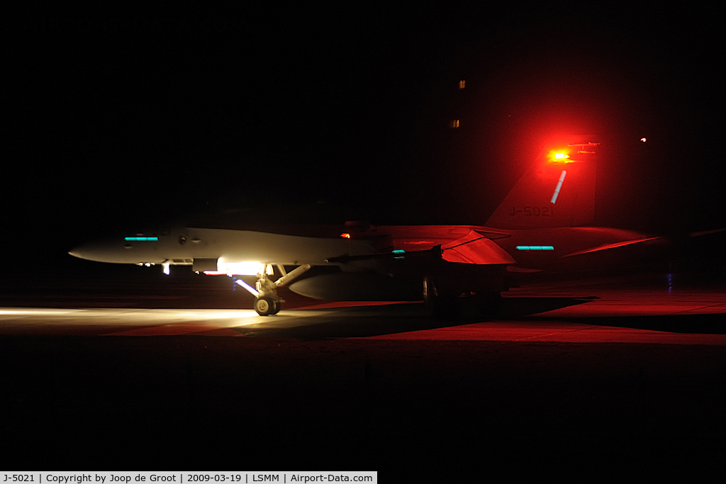 J-5021, McDonnell Douglas F/A-18C Hornet C/N 1370/SFC021, Nightflying in the Alps. Some bravery is needed!