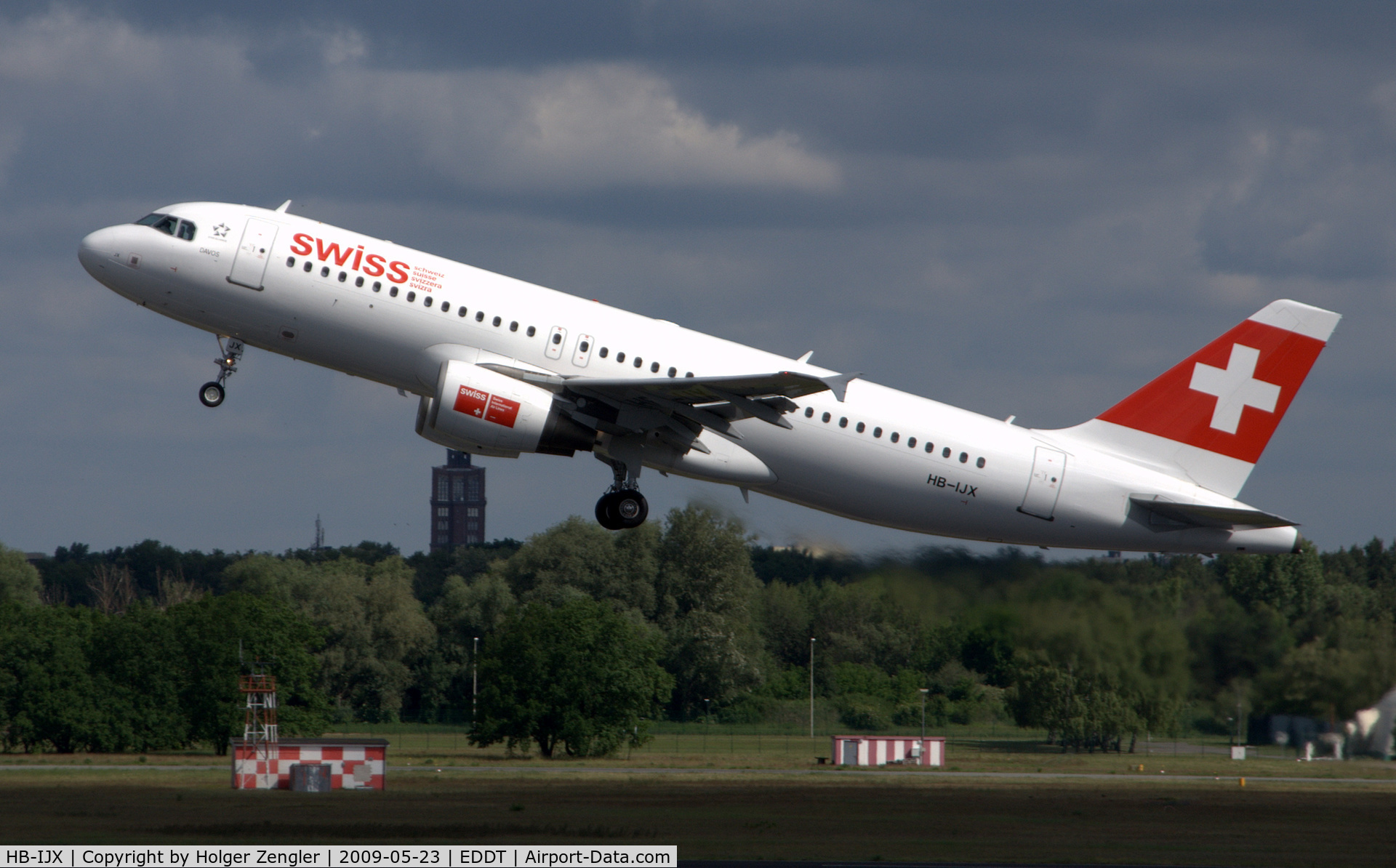 HB-IJX, 2002 Airbus A320-214 C/N 1762, A320-214 (cn. 2158, ex TC-JLF) is leaving TXL with destination Zurich